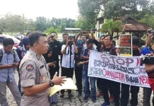 Dua Jurnalis Dilaporkan, Aliansi Pro Kemerdekaan Pers Demo Polda Sultra Dua Jurnalis Dilaporkan, Aliansi Pro Kemerdekaan Pers Demo Polda Sultra