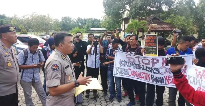 unjuk_rasa_pers Dua Jurnalis Dilaporkan, Aliansi Pro Kemerdekaan Pers Demo Polda Sultra