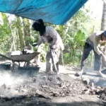 Pasutri Koltim Mengais Rejeki dari Hitamnya Arang