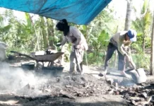 Pasutri Koltim Mengais Rejeki dari Hitamnya Arang