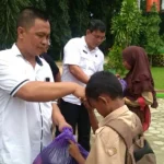 78 Siswa SMPN 8 Kendari Terima Bantuan dari Alumni
