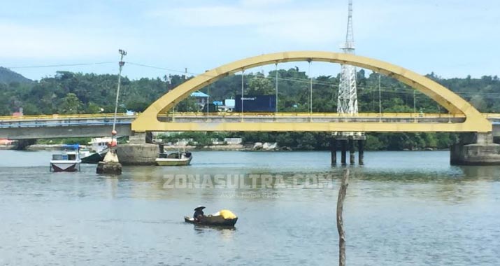 Mengais Rezeki dengan Berburu Sampah Plastik di Teluk Kendari