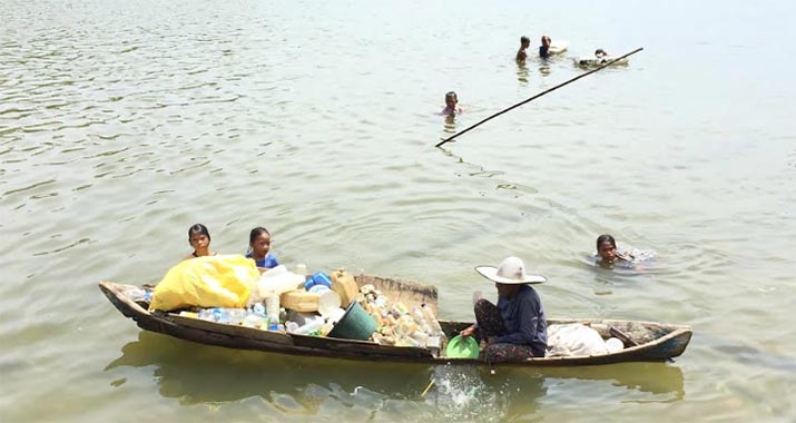 Mengais Rezeki dengan Berburu Sampah Plastik di Teluk Kendari