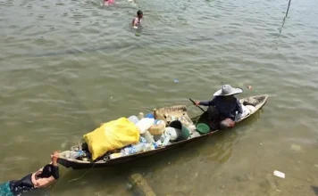 Mengais Rezeki dengan Berburu Sampah Plastik di Teluk Kendari Mengais Rezeki dengan Berburu Sampah Plastik di Teluk Kendari