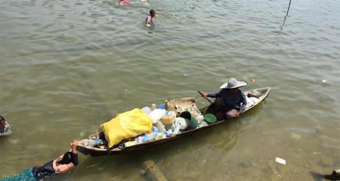 Mengais Rezeki dengan Berburu Sampah Plastik di Teluk Kendari