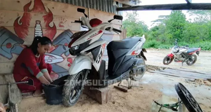 Wa Ode Saliha Bantu Nafkahi Keluarga, Gadis di Mubar Jadi Tukang Bengkel