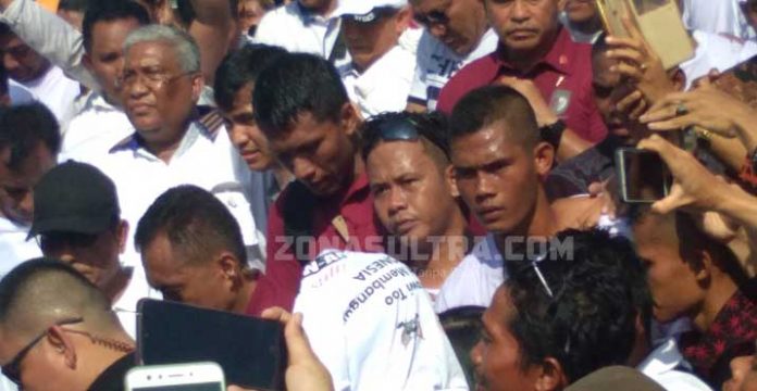 Jalan Sehat Bersama Jokowi, Ali Mazi Digotong Paspampres