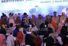 Jokowi Bagikan 2.010 Sertifikat Tanah ke Warga Sultra Jokowi Bagikan 2.010 Sertifikat Tanah ke Warga Sultra