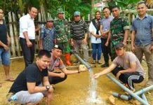 TNI-Polri dan Masyarakat Kerjasama Aliri Air Bersih di Desa Andeo TNI-Polri dan Masyarakat Kerjasama Aliri Air Bersih di Desa Andeo