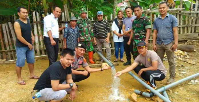 TNI-Polri dan Masyarakat Kerjasama Aliri Air Bersih di Desa Andeo