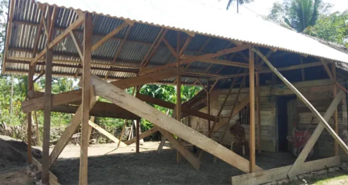 Bantu Nenek Epong, Seorang Polisi di Konawe Sisihkan Gaji dan Remunerasi