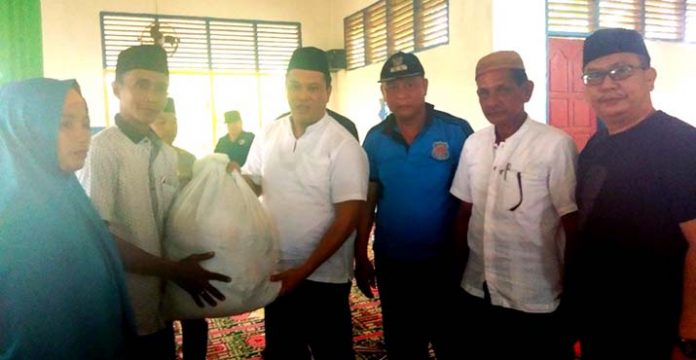 DKP Konut Beri Bantuan Alat Tangkap pada Nelayan Pasir Putih