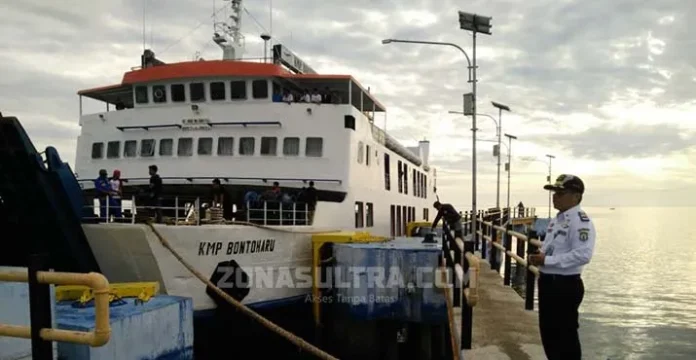 bontuharu KMP Bontoharu Akhirnya Berlabuh Perdana di Dermaga Feri Kasipute