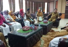 Dana Jampersal Dibayar Tak Seragam, Puluhan Bidan di Muna Datangi Bupati Dana Jampersal Dibayar Tak Seragam, Puluhan Bidan di Muna Datangi Bupati