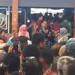Jokowi Bagi Tips Sukses untuk Pelaku Usaha Mikro di Kendari Serahkan Bantuan Dana UMi, Jokowi Minta Dipergunakan dengan Baik
