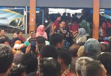 Jokowi Bagi Tips Sukses untuk Pelaku Usaha Mikro di Kendari Serahkan Bantuan Dana UMi, Jokowi Minta Dipergunakan dengan Baik