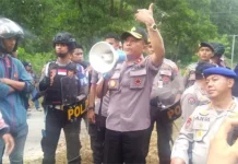 Cari Satpol PP, Demonstran “Hujani” Batu Kantor Gubernur Sultra Cari Satpol PP, Demonstran "Hujani" Batu Kantor Gubernur Sultra