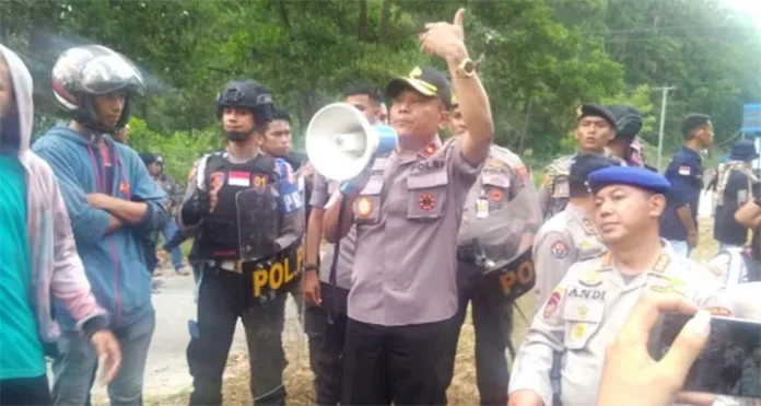 Cari Satpol PP, Demonstran "Hujani" Batu Kantor Gubernur Sultra