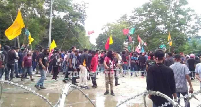 Ribuan Demonstran Bela Wawonii Pulang dengan Senyum Semringah