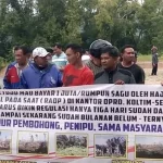Massa Demo Bupati Koltim Terkait Regulasi Ganti Rugi Rumpun Sagu