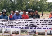 Massa Demo Bupati Koltim Terkait Regulasi Ganti Rugi Rumpun Sagu