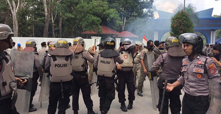 Demo Tolak Tambang di Kantor Gubernur Ricuh