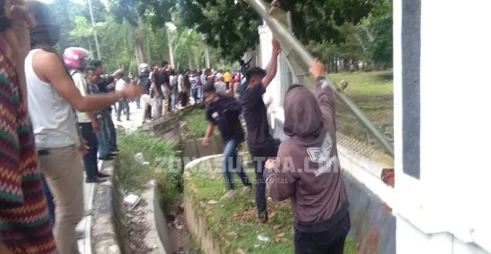 demo_rusak_fasilitas Tak Ditemui Gubernur Ali Mazi, Demonstran Rusak Sejumlah Fasilitas