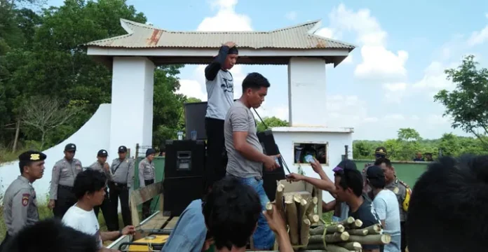 demo_warga_bombana Masyarakat Bombana Tuding Aktivitas PT. Panca Logam Bikin Sengsara