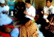 Bupati Konut Kawal Pengobatan Lansia Asal Desa Laramo Bupati Konut Kawal Pengobatan Lansia Asal Desa Laramo