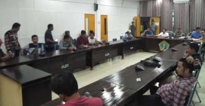 dprd_kolut Diduga Tidak Transparan, Puluhan Pemuda Adukan Program Revitalisasi di DPRD Kolut