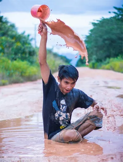 Kritik Pemprov, Pemuda Lalembuu Konsel Unggah Foto Model dengan Latar Jalanan Rusak