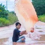 Kritik Pemprov, Pemuda Lalembuu Konsel Unggah Foto Model dengan Latar Jalanan Rusak Kritik Pemprov, Pemuda Lalembuu Konsel Unggah Foto Model dengan Latar Jalanan Rusak