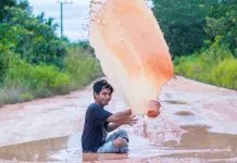 Kritik Pemprov, Pemuda Lalembuu Konsel Unggah Foto Model dengan Latar Jalanan Rusak Kritik Pemprov, Pemuda Lalembuu Konsel Unggah Foto Model dengan Latar Jalanan Rusak