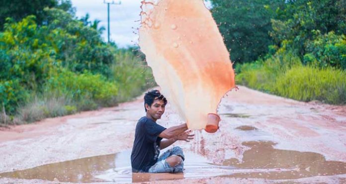 Kritik Pemprov, Pemuda Lalembuu Konsel Unggah Foto Model dengan Latar Jalanan Rusak