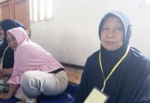 Nenek 10 Cucu ‘Berburu’ Rejeki di Balik Surat Suara