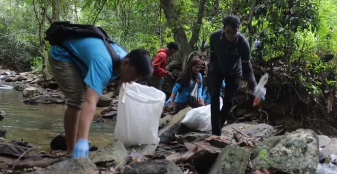 Peringati Hari Air Sedunia, Sejumlah Komunitas Bersihkan Sampah Sungai Lasolo
