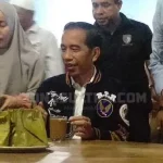 Di Warkop H Anto 2, Jokowi Ngopi Sambil Jawab Pertanyaan