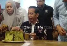 Di Warkop H Anto 2, Jokowi Ngopi Sambil Jawab Pertanyaan