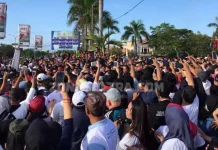 Massa Membludak, Jokowi Kesulitan untuk Jalan Massa Membludak, Jokowi Kesulitan untuk Jalan