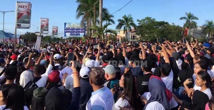 Massa Membludak, Jokowi Kesulitan untuk Jalan