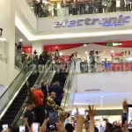 Kunjungi Lippo Plaza Kendari, Jokowi Diserbu Pengunjung Minta Swafoto Kunjungi Lippo Plaza Kendari, Jokowi Diserbu Pengunjung Minta Swafoto