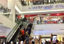 Kunjungi Lippo Plaza Kendari, Jokowi Diserbu Pengunjung Minta Swafoto Kunjungi Lippo Plaza Kendari, Jokowi Diserbu Pengunjung Minta Swafoto