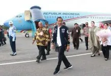 Gunakan Brand Lokal, Intip Gaya Modis Jokowi Saat Tiba di Kendari Gunakan Brand Lokal, Intip Gaya Modis Jokowi Saat Tiba di Kendari