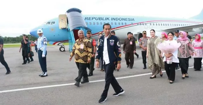 Gunakan Brand Lokal, Intip Gaya Modis Jokowi Saat Tiba di Kendari
