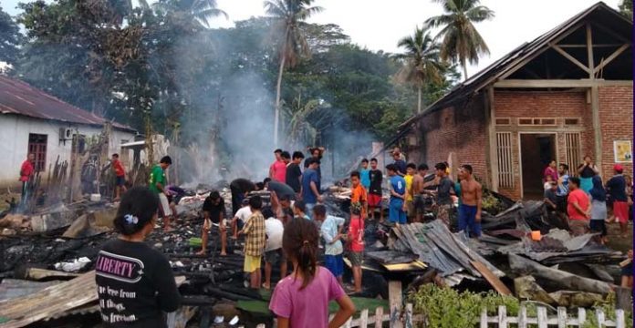 Satu Rumah dan Kios Warga Konut Ludes Terbakar Akibat Tumpahan Bensin