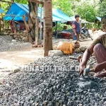 Kisah Ibu Pemecah Batu di Maligano: Berjuang Demi Anaknya yang Mengidap Tumor Kisah Ibu Pemecah Batu di Maligano: Berjuang Demi Anaknya yang Mengidap Tumor