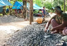 Kisah Ibu Pemecah Batu di Maligano: Berjuang Demi Anaknya yang Mengidap Tumor Kisah Ibu Pemecah Batu di Maligano: Berjuang Demi Anaknya yang Mengidap Tumor