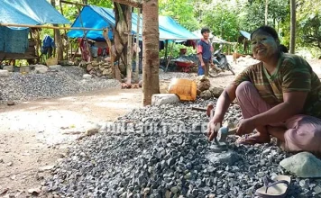 Kisah Ibu Pemecah Batu di Maligano: Berjuang Demi Anaknya yang Mengidap Tumor Kisah Ibu Pemecah Batu di Maligano: Berjuang Demi Anaknya yang Mengidap Tumor