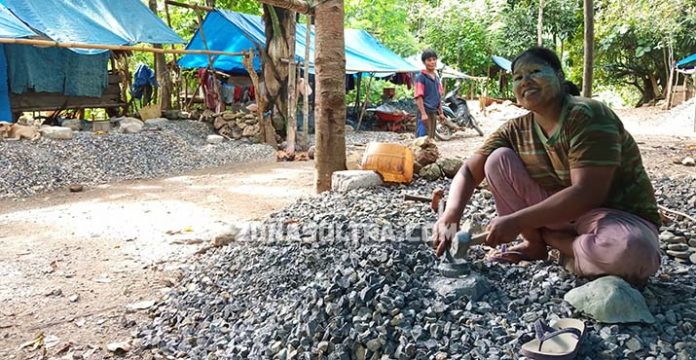 Kisah Ibu Pemecah Batu di Maligano: Berjuang Demi Anaknya yang Mengidap Tumor