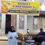 Warga Puuwatu Keluhkan Air Bersih ke Anggota DPRD Anggota DPRD Kota Kendari Nurlin Surunuddin